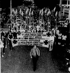 Presidente Eurico Miranda marcha à frente dos atletas e funcionários contra as investigações da Polícia Federal (Foto: Jornal do Brasil)