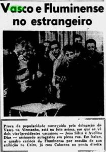 Dirigentes vascaínos dando autógrafos na Alemanha (Foto: Correio da Manhã)