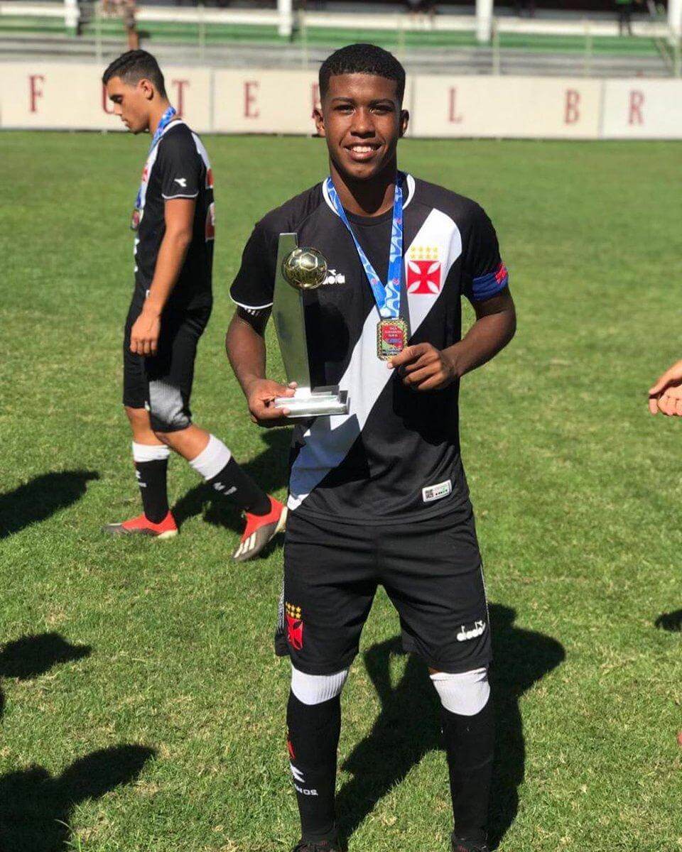 Destaque da base vascaína e da Seleção Sub-15, Andrey treina com os profissionais