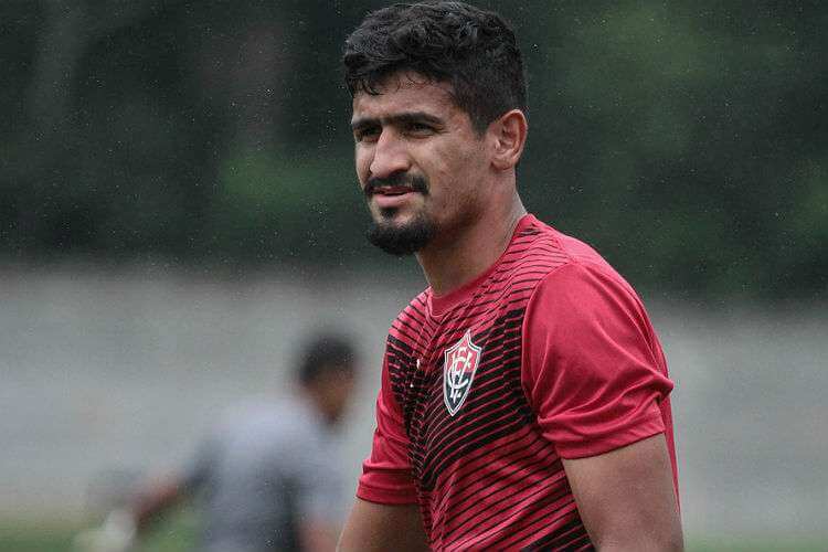 Com Dedé distante, Vasco analisa zagueiro destaque do Vitória na última Série B