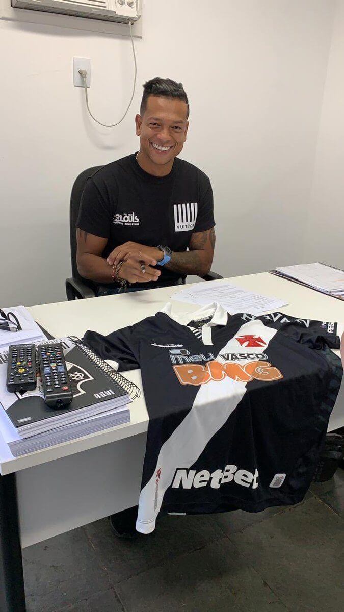 É DO GIGANTE! Fredy Guarín renova com o Vasco por 2 temporadas