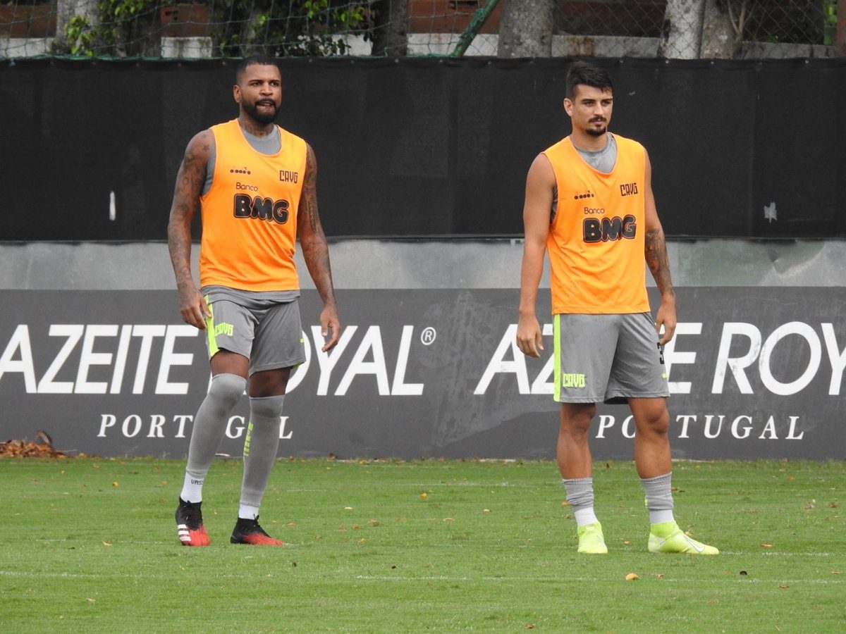 Breno treina normalmente com os companheiros nesta 4ª no CT do Almirante