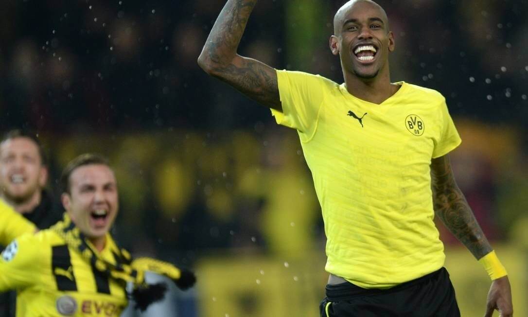 Zagueiro Felipe Santana, ex-Borussia Dortmund e Atlético-MG, foi oferecido ao Vasco