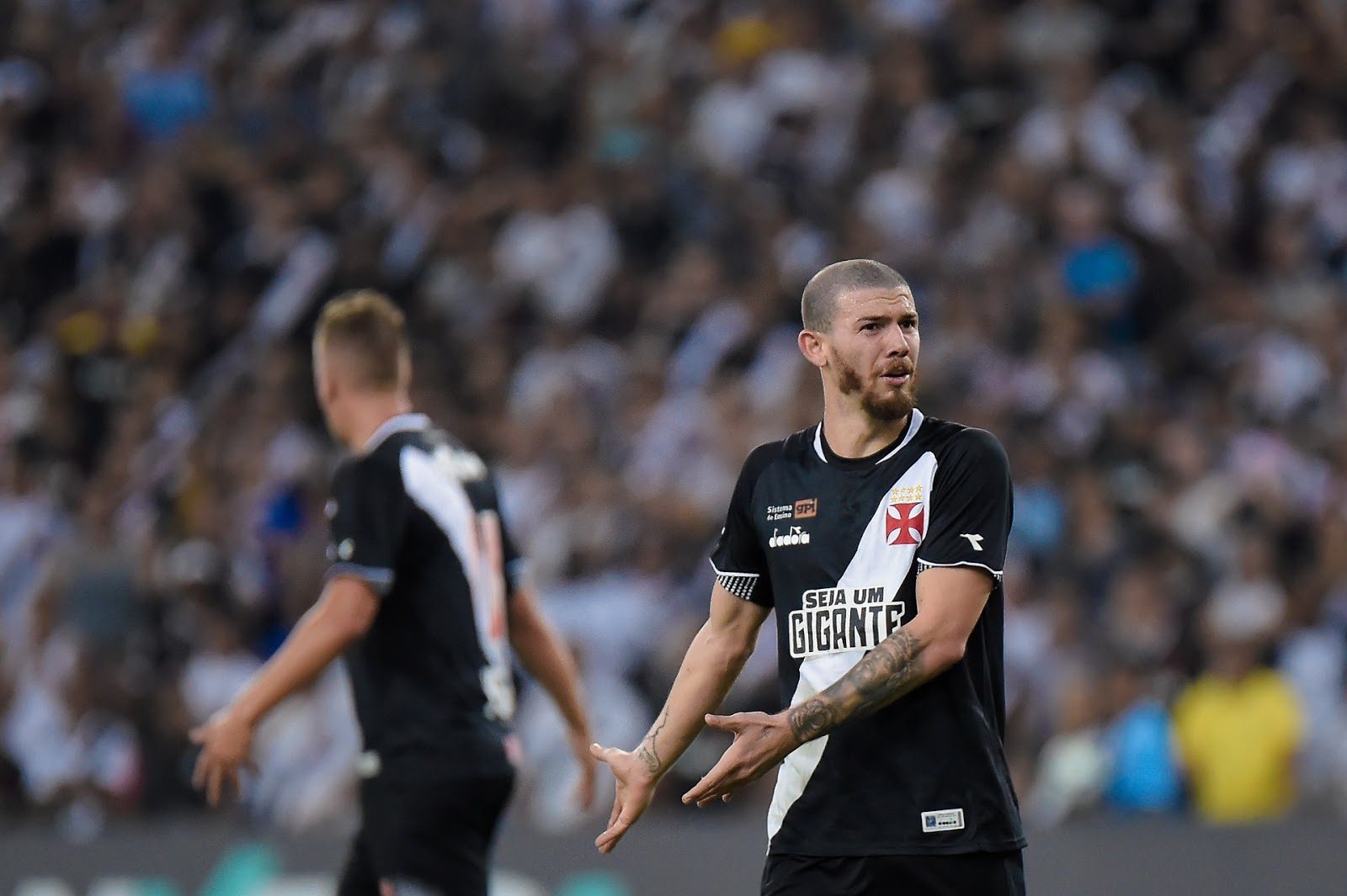 Luiz Gustavo entra com ação contra o Vasco pedindo rescisão e cobrando atrasados