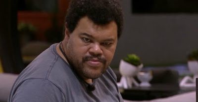 Flamenguista assumido, Babu Santana surpreende e canta hino do Vasco no BBB