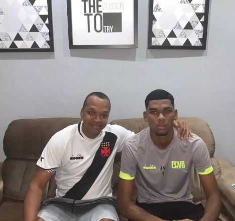 Pimentel aposta no filho Eric: ‘Vai ser muito maior do que eu no Vasco’