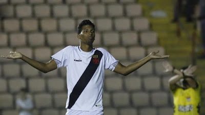 Vasco encaminha renovação de contrato com três jogadores da base