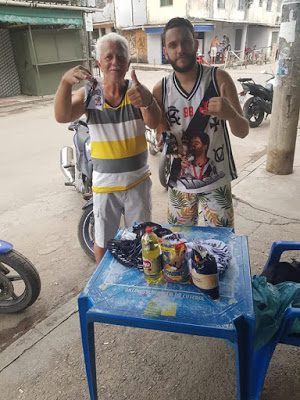 Grupo de vascaínos se une e troca máscaras por alimentos no Rio
