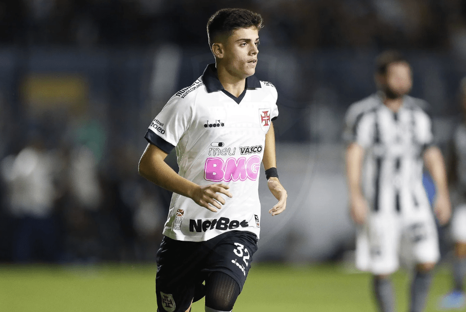Gabriel Pec renova contrato com o Vasco até 2024; Juninho segue afastado