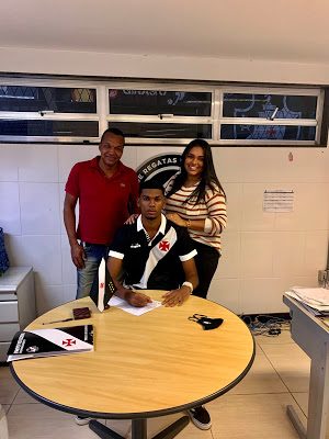 Zagueiro Eric Pimentel assina seu 1º contrato profissional com o Vasco: ”Meu sonho de moleque virou realidade”