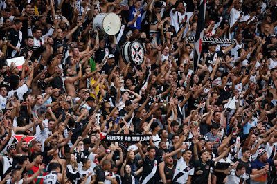 Apesar de ter perdido sócios-torcedores na pandemia, Vasco segue brigando pela liderança do ranking; confira os números