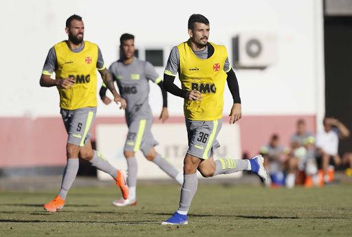 Aliando experiência e juventude, Ricardo Graça e Castán viram alicerce defensivo do Vasco