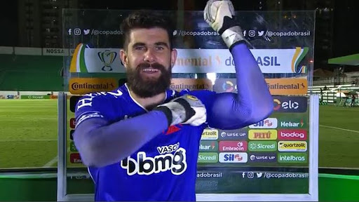 Estudo, preparação e confiança: Fernando Miguel salva noite vascaína em Goiânia