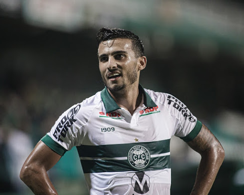 Personalidade – Parede mostra bastante segurança no seu futebol e afirma que não há desconfiança por parte do torcedor: ”Não teve isso”