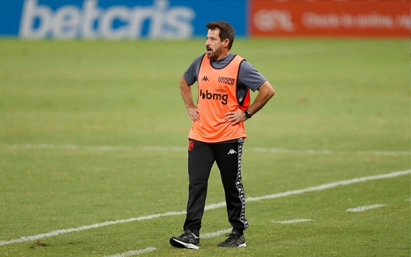 Ramon faz mudanças no time e escala o Vasco bastante ofensivo para enfrentar o Goiás; confira a formação no campinho