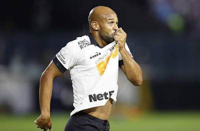 ANIVERSÁRIO NO TOPO: Com golaço de Fellipe Bastos, Vasco vence o Ceará por 3 a 0 e assume a liderança do Brasileirão