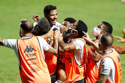 Vídeo: jogadores do Vasco comemoram classificação cantando música da torcida