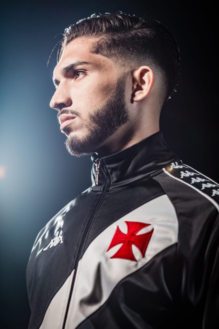 Torcedores formam filas minutos após vendas dos novos uniformes iniciarem