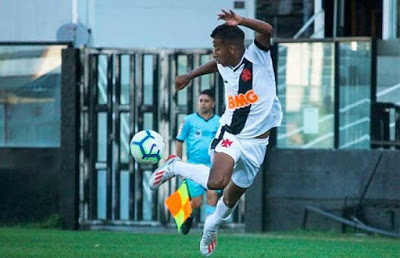 Será que vai rolar?! Feliz com primeiro gol no profissional, Vinícius propõe desafio para Germán Cano