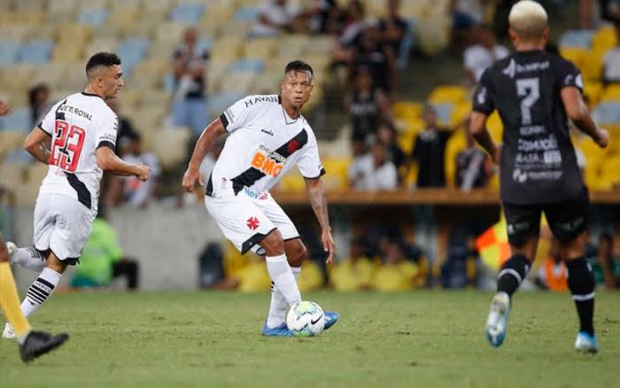 Com problemas no meio-campo, Vasco ainda tem Fredy Guarín registrado ao clube, porém não conta com o jogador