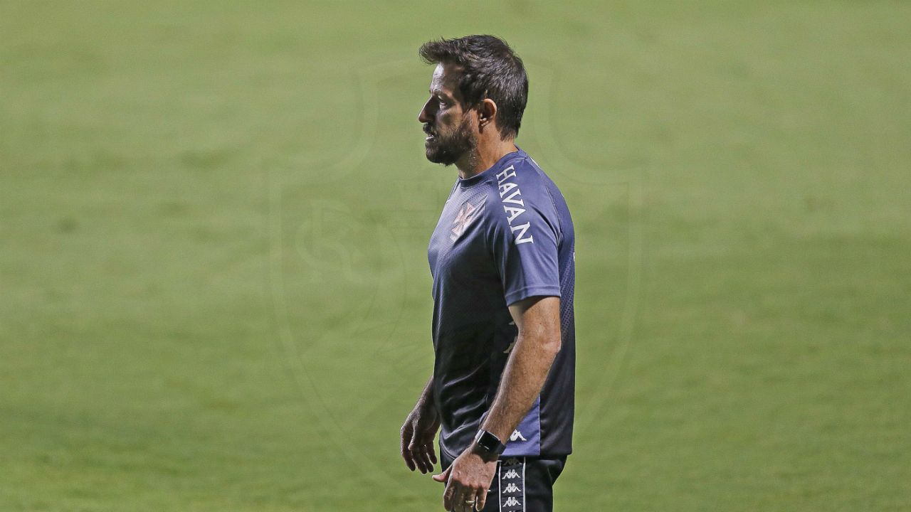 Oficial: confira a escalação do Vasco para o jogo contra o Bragantino