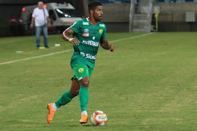 Lateral sondado pelo Vasco tem números defensivos no Brasileirão melhores que Yago Pikachu