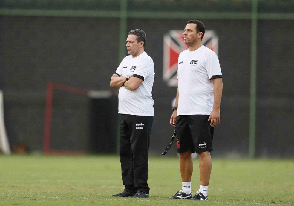 Auxiliar de Vanderlei Luxemburgo, Maurício Copertino cobra o Vasco na Justiça; saiba valores