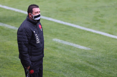 Árbitro justifica expulsão na súmula e Thiago Kosloski afirma: “Foram dois pesos e duas medidas do VAR”