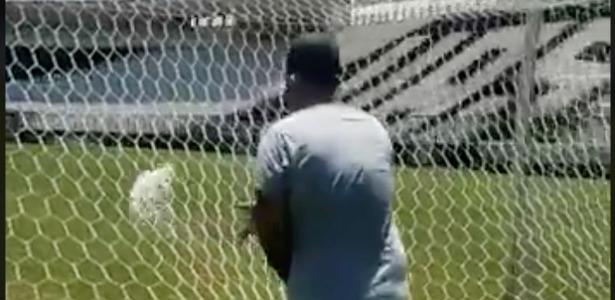 Sorte? Membro de Torcida Organizada do Vasco joga sal grosso em São Januário; confira o vídeo
