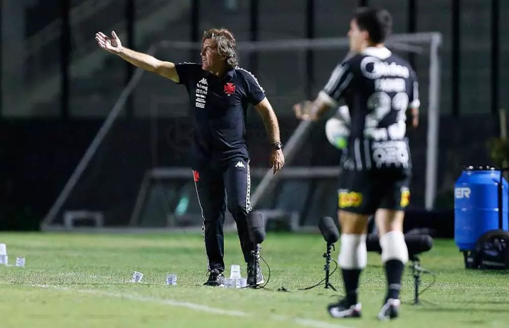 Sá Pinto mostra as características à beira campo na estreia pelo Vasco