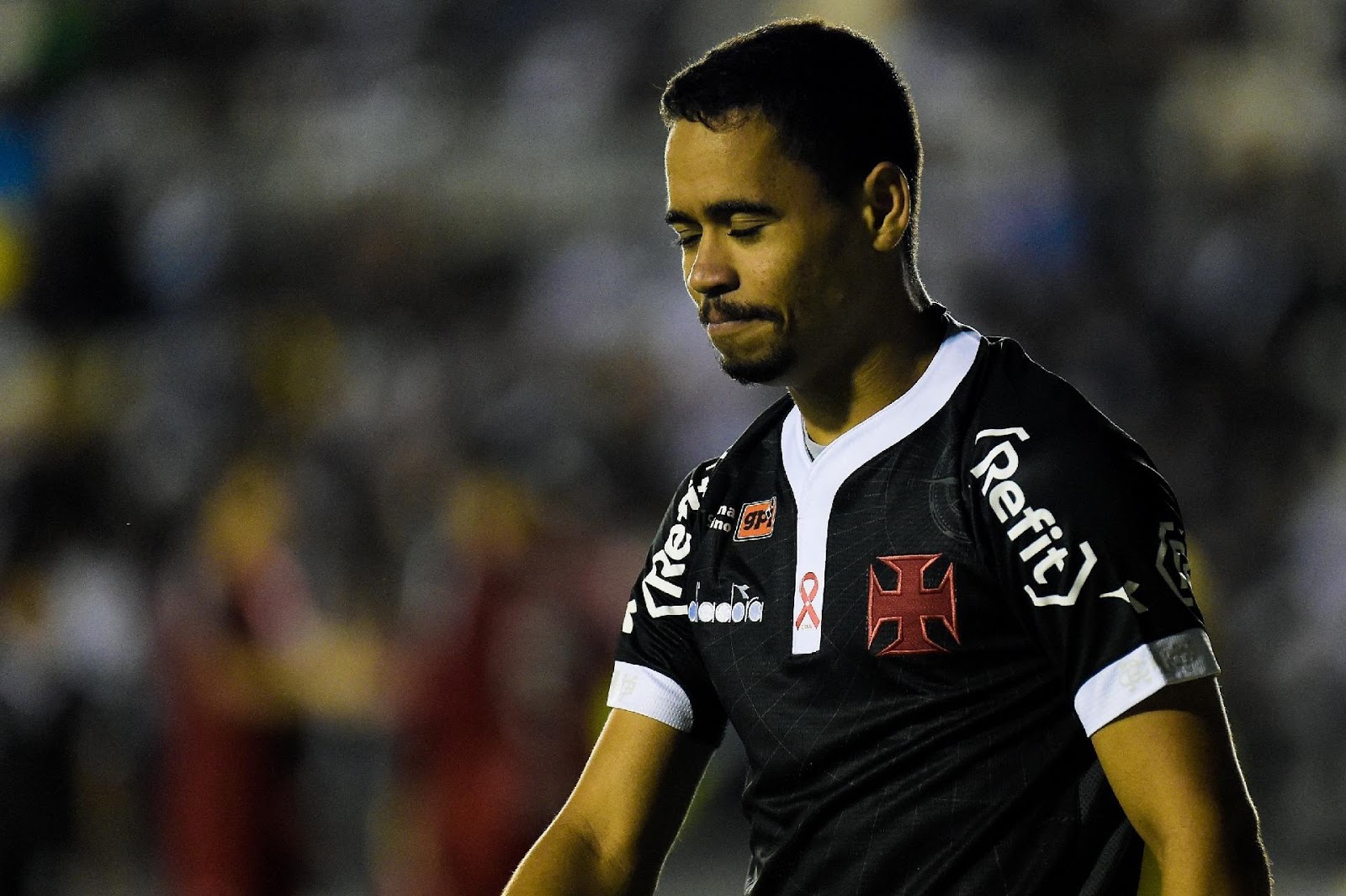Juntos, laterais titulares do Vasco acertaram somente cinco cruzamentos desde o início do Brasileirão