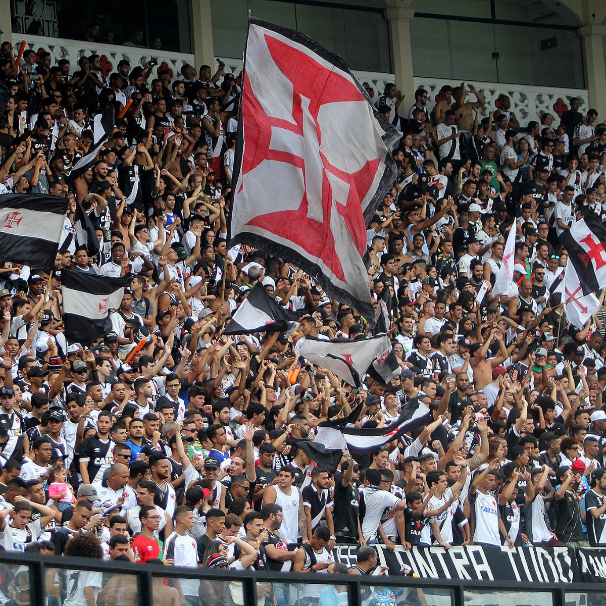 Poder da torcida: Vasco se mantém entre os dez times brasileiros com mais interações nas redes sociais