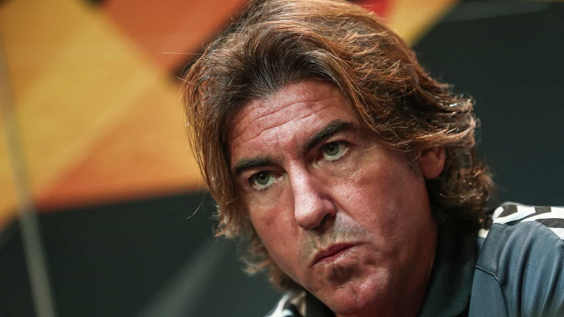 Questionado por jornalista pela demora nas substituições, Ricardo Sá Pinto ironiza: ”Por que eu demorei? Depois me dê o telefone dele que eu pergunto a ele quando devo substituir”