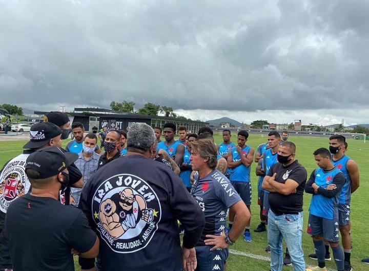 Babou! Confira vídeos com trechos da invasão de integrantes de organizada ao CT do Almirante