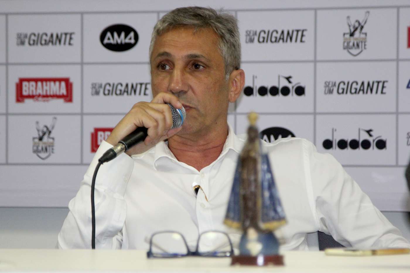 Campello afirma que os candidatos estão atrapalhando a vida do Vasco: ”Deplorável e reprovável”