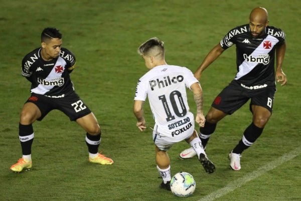 Confira os desfalques e pendurados de Vasco e Santos para o duelo deste domingo