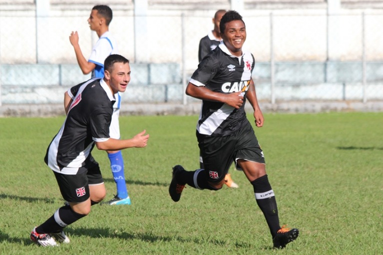 Jogador que viralizou ao comemorar o gol peladão tem passagem pelo Vasco; relembre
