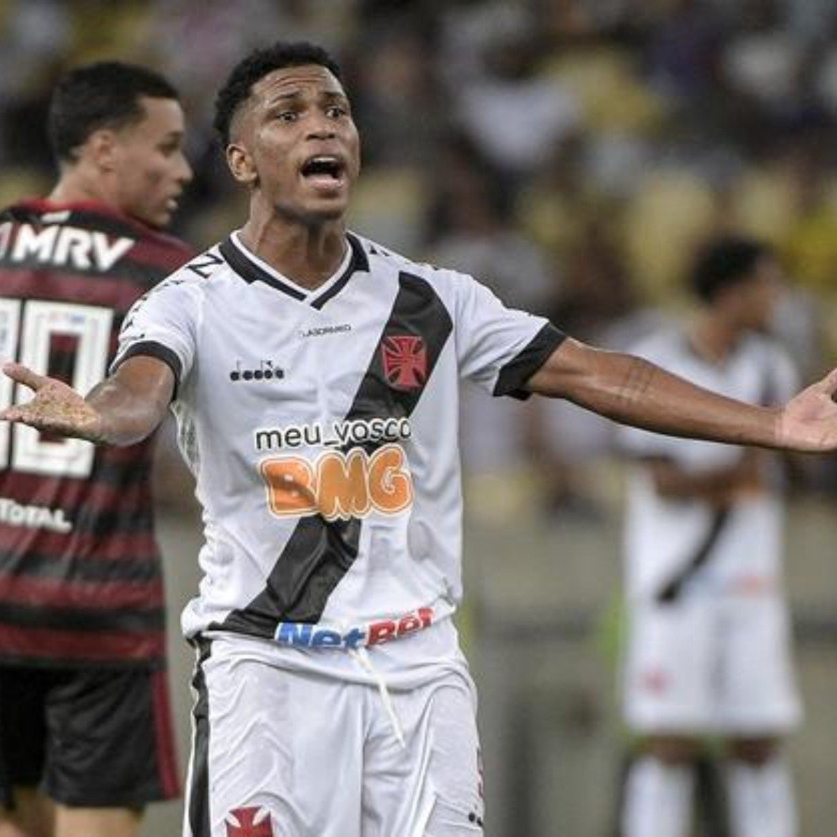 Juninho, volante do Vasco, publica fotos na praia e causa polêmica; O Cruzmaltino é o clube com mais números de caso de Covid-19 na Série A