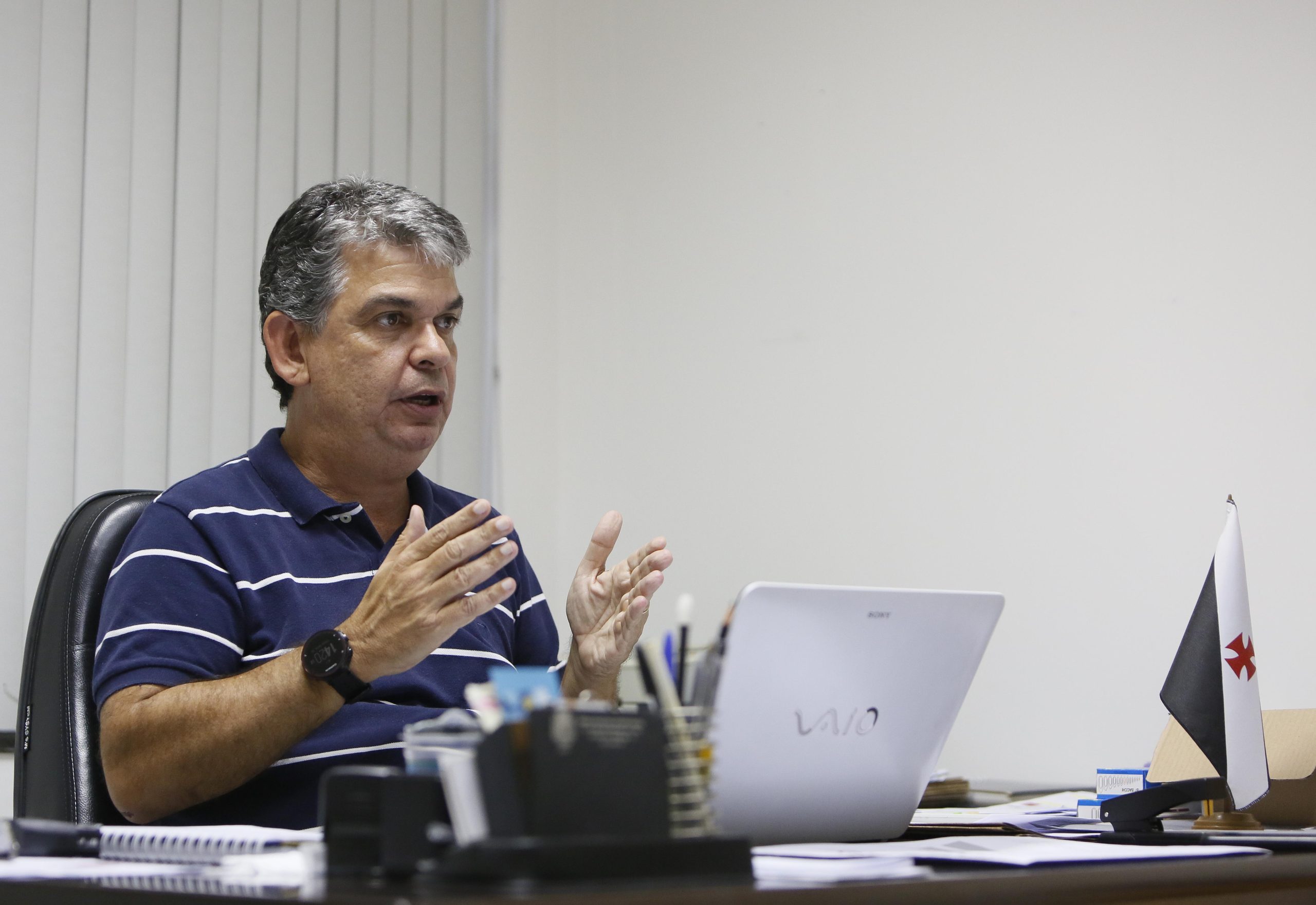 Carlos Brazil deve seguir trabalho no Vasco e dá detalhes das obras no CT de Caxias