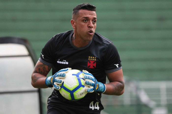 Vasco é cobrado pelo Goiás por dívida de salários do goleiro Sidão