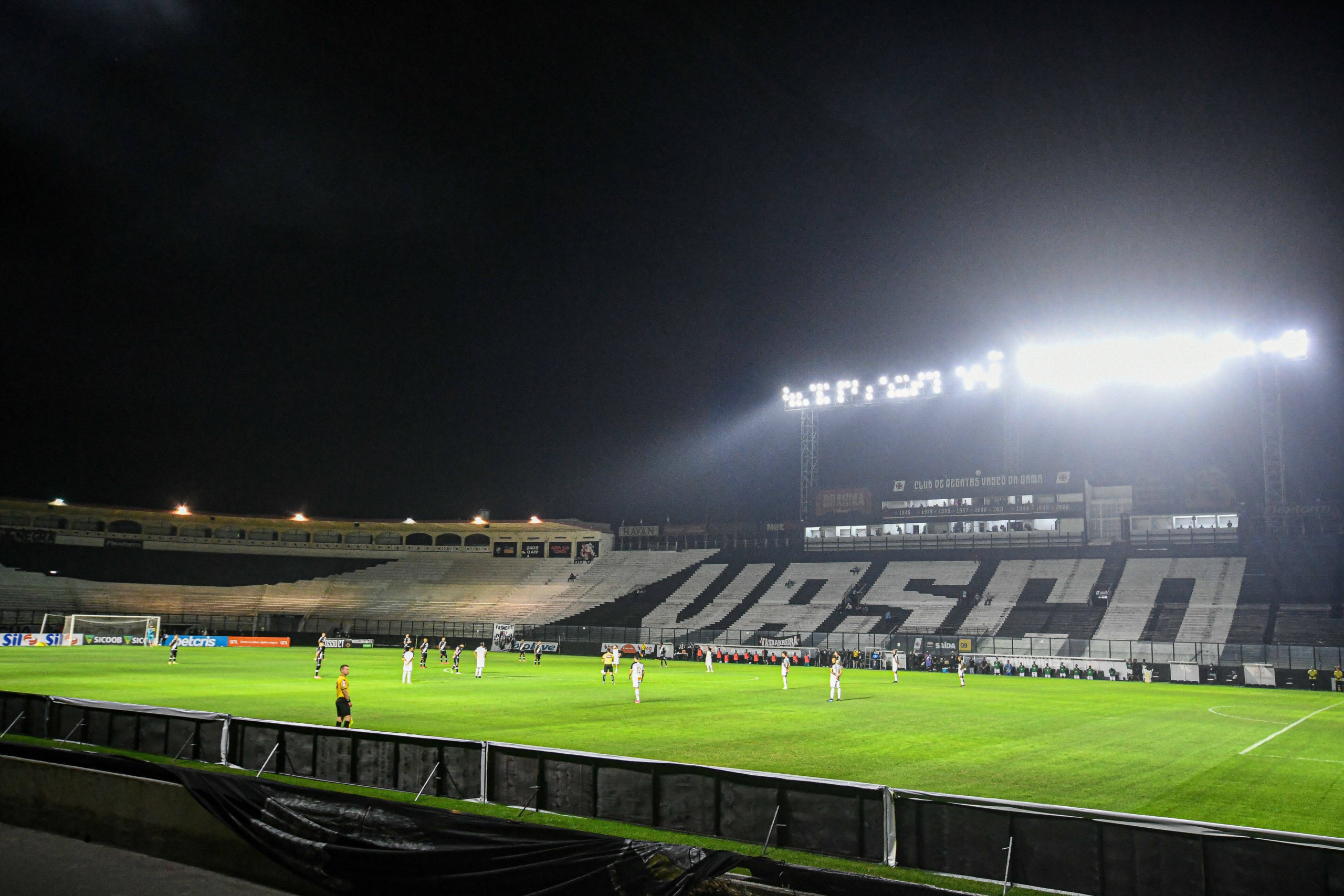 Eduardo Paes revoga decisão que permitia volta da torcida aos estádios. Foto: Nayra Halm Fotoarena
