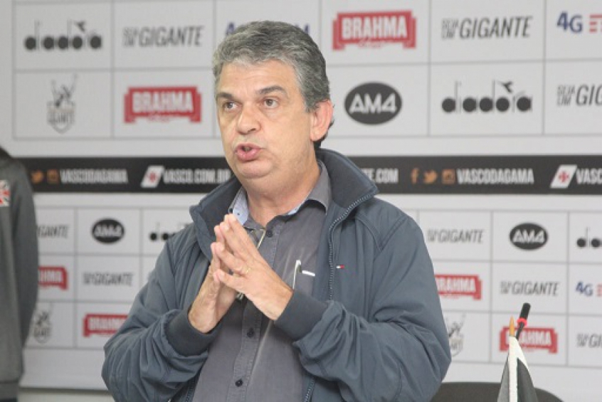 Base forte: Carlos Brazil acerta permanência no Vasco