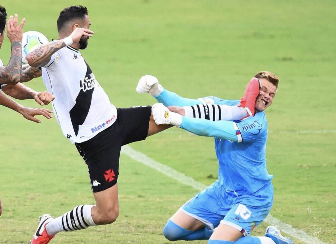 Leandro Castan pede desculpas publicamente a Douglas após dividida e expulsão