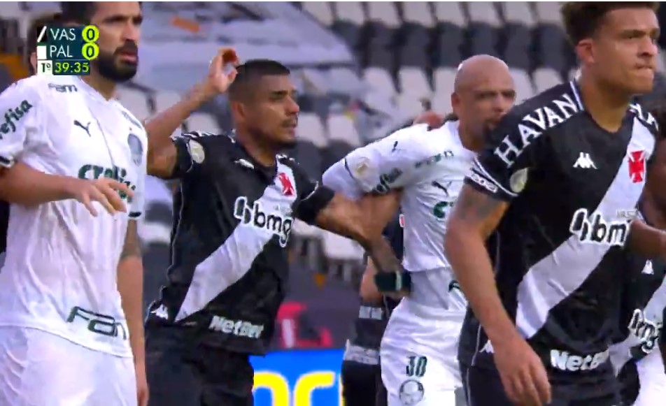 Felipe Melo aplica chave de braço em Léo Matos.