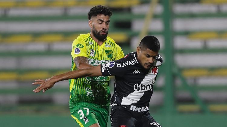 Léo Matos recebe cerca de um cartão amarelo a cada dois jogos pelo Vasco. Foto: Juan Ignacio RONCORONI / POOL / AFP