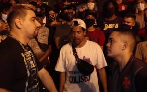 MT, à direita na imagem, veste a camisa do Vasco em batalha. Foto: Reprodução/Batalha do Coliseu