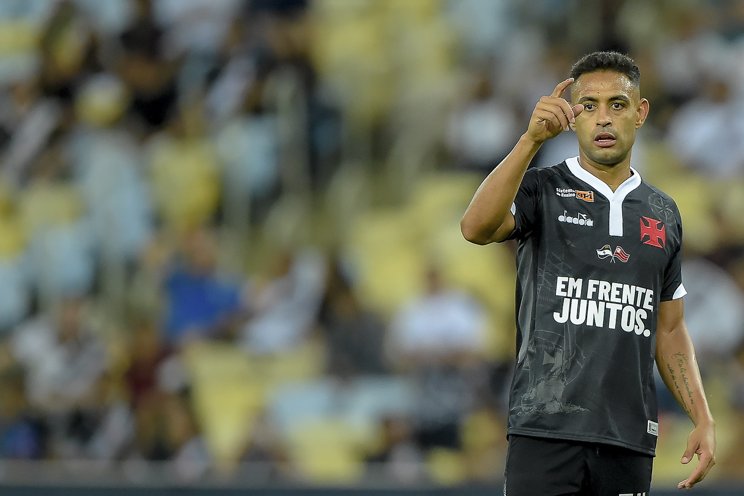 Com dores, Werley passará por exames e desfalcará o Vasco