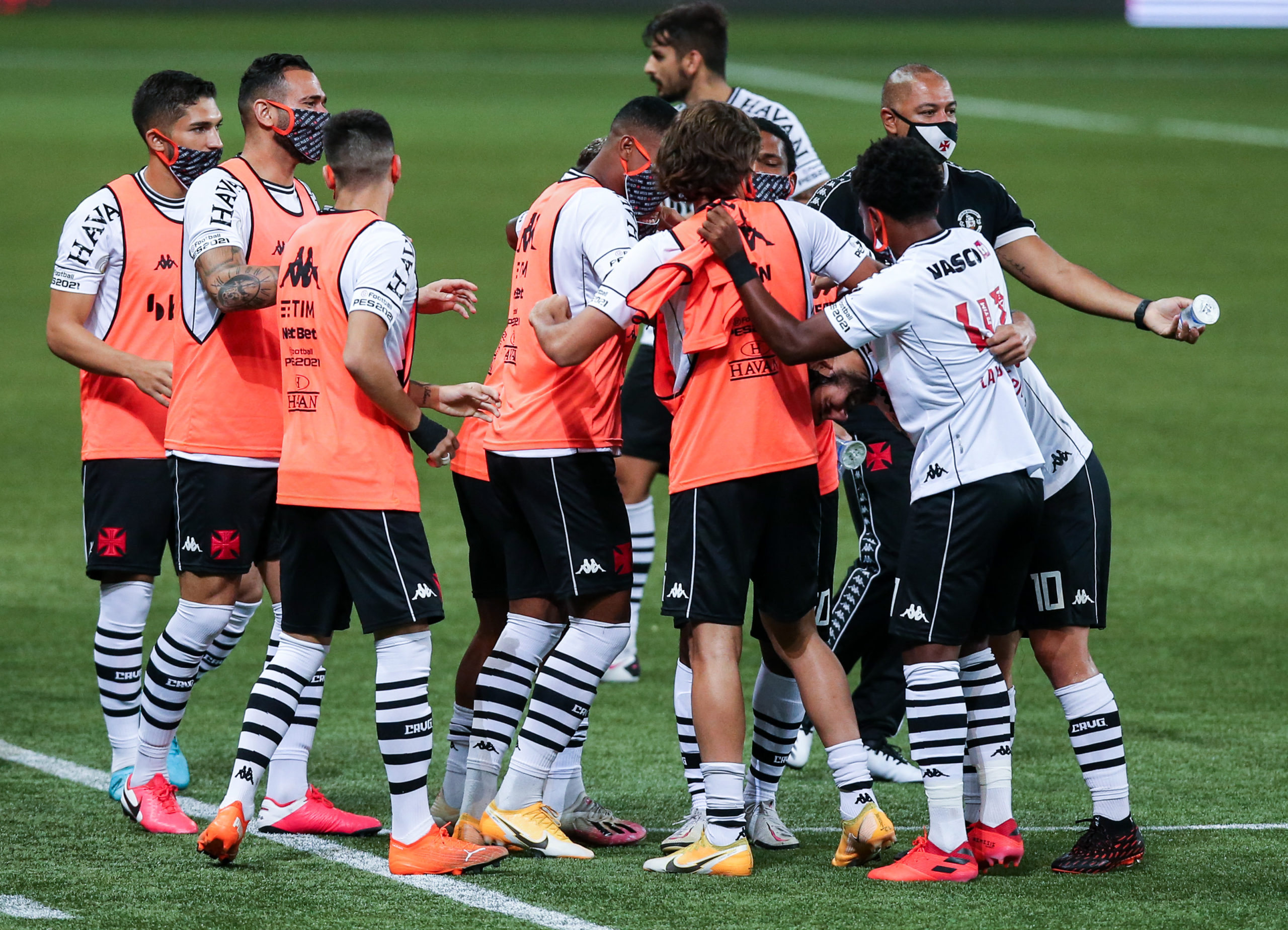 Com gol à la Juninho Pernambucano de Martín Benítez, Vasco empata em 1 a 1 contra o Palmeiras