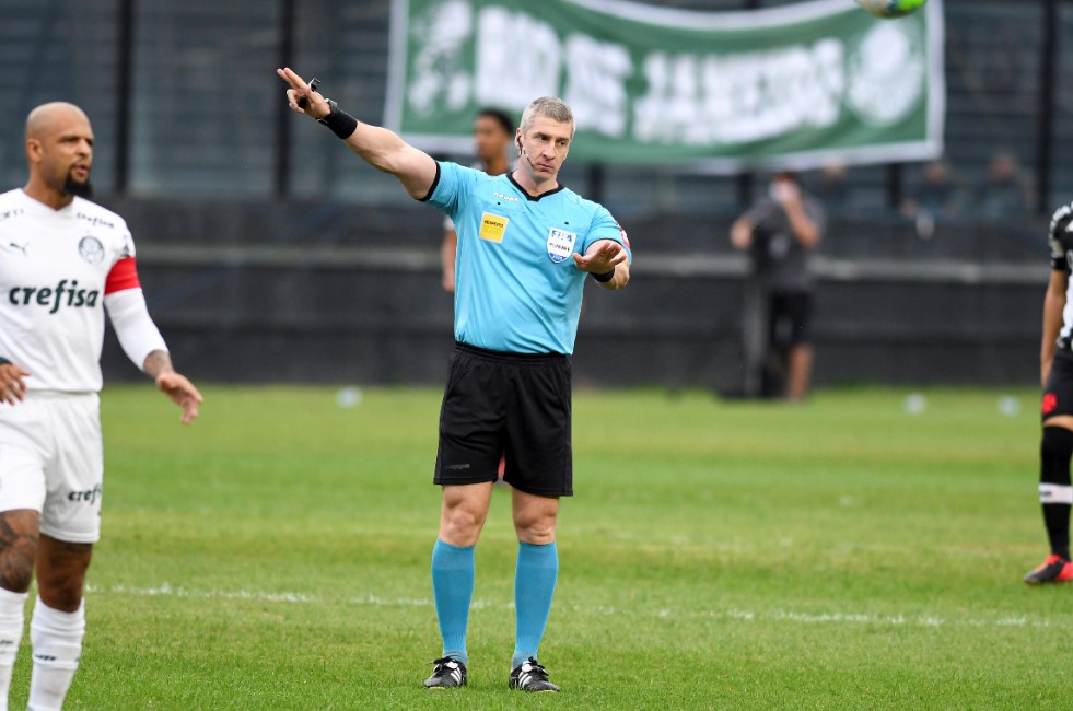 Daronco e Daniel Bins eram árbitro e VAR de Vasco e Palmeiras.