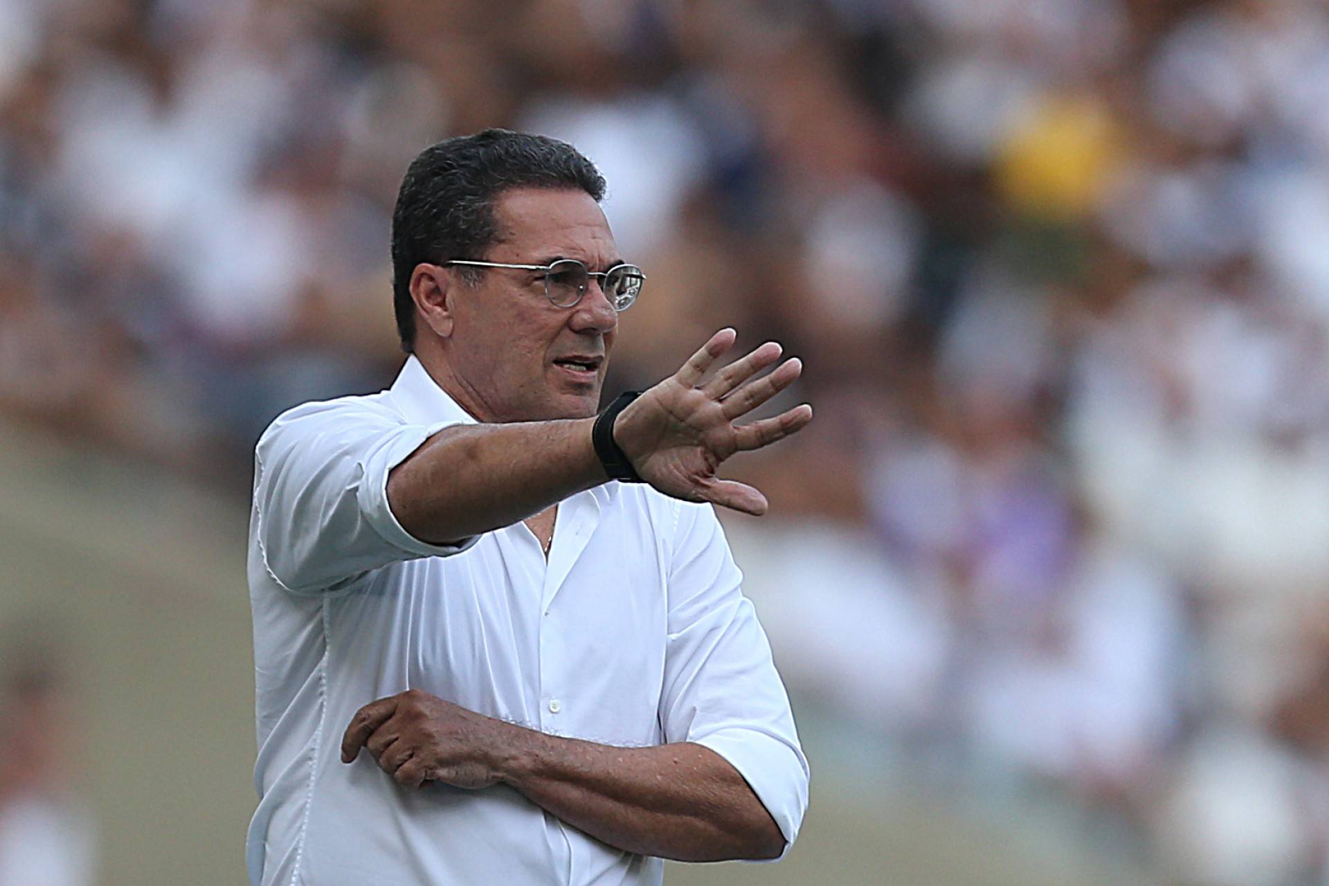 Luxa fala em descarte de jogo contra o Flamengo por conta da disparidade do rival para o Vasco: ”Outro patamar”